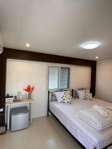 Luxe Nan Twin Bed Room