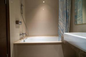 Luxury & Bright 2BR Chianti Tower Mall Access