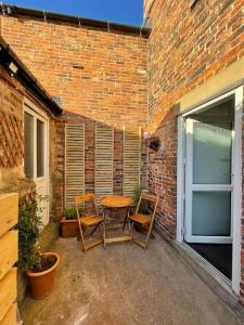 4@No.4. A cosy spot for 4 and one furry friend