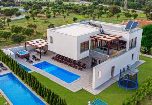 Villa am Meer mit Pool & Kinderpool - Leons Holiday Homes