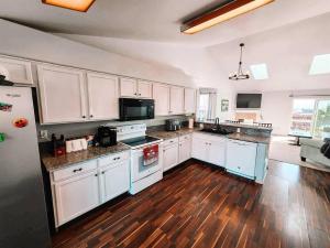 Pet Friendly3 King BedsSleeps 14Game room Near