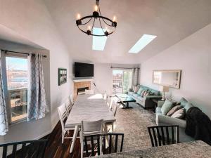 Pet Friendly3 King BedsSleeps 14Game room Near