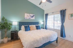 Pool-Hot Tub-Tennis Family Adventure King Bed