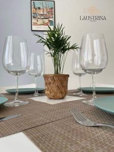 T2 tout confort et moderne, climatisé avec balcon et parking, à 10 min du port et de la plage