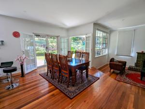 4-bedroom Acre Retreat with Pool & Garden - Pets and Long Stays Welcome