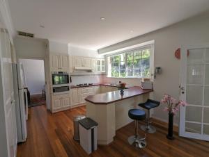 4-bedroom Acre Retreat with Pool & Garden - Pets and Long Stays Welcome