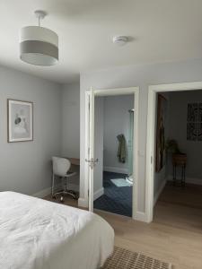 Double bedroom with private bathroom close to city center