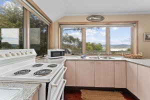 Snowgums on the Lake - Charming 4BR Home l Amazing Lake Views l Balcony