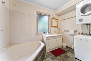 Snowgums on the Lake - Charming 4BR Home l Amazing Lake Views l Balcony