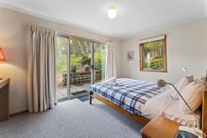 Snowgums on the Lake - Charming 4BR Home l Amazing Lake Views l Balcony