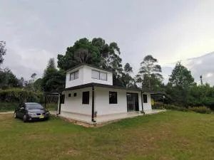 Hermosa finca a 5 minutos aeropuerto - Guarne