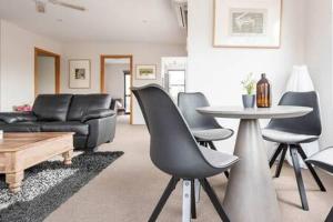 CBD Apartment with WiFi & Parking