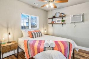 Vibrant Watermelon - Hot Tub, BBQ-Grill, King-Bed, Backyard, Parking