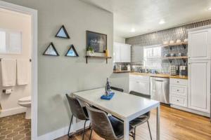 Vibrant Watermelon - Hot Tub, BBQ-Grill, King-Bed, Backyard, Parking