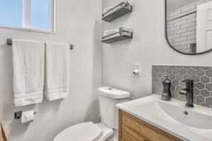 Vibrant Watermelon - Hot Tub, BBQ-Grill, King-Bed, Backyard, Parking