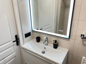 STUDIO SUR LA PROMENADE DES ANGLAIS AVEC VUE MER ORIGINALE À 40 m DE LA PLAGE