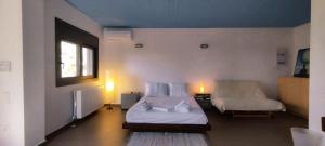 LIOFYTO - Stylish Villa with views to Foinikounda bay downstairs studio