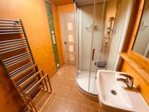 Pyramida & Sauna Relax Guest House
