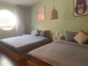 Ngôi Nhà 5 Phòng Ngủ (Five-Bedroom House)