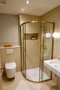 Stylish Spacious Townhouse with Luxury Kitchen Bathrooms Terrace Free Parking and Workspace