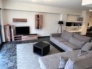 New bright 180m2 appartement,100m from the beach