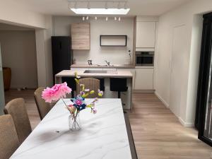 New bright 180m2 appartement,100m from the beach