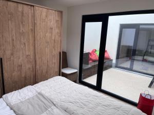 New bright 180m2 appartement,100m from the beach