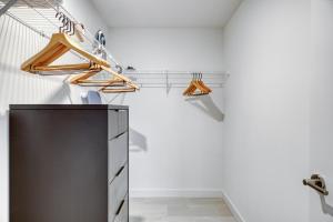 Wynwood 1br w gym pool wd nr shops bars MIA-34