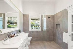 Pet Friendly Family Home In Brisbane - Relocations and Family Stays - Fast Internet - Parking - Netflix