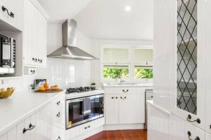 Pet Friendly Family Home In Brisbane - Relocations and Family Stays - Fast Internet - Parking - Netflix