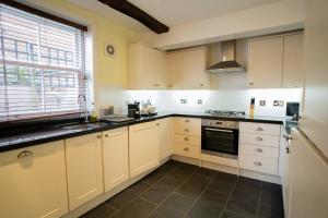 The Bakehouse - central townhouse sleeps 8 people
