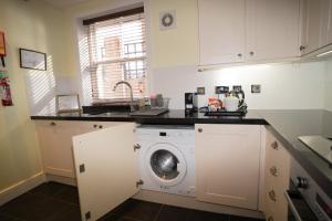 The Bakehouse - central townhouse sleeps 8 people