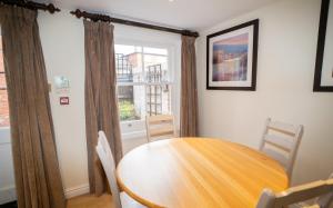 The Bakehouse - central townhouse sleeps 8 people
