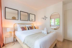 Spacious apartment with balcony and parking