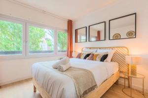 Spacious apartment with balcony and parking