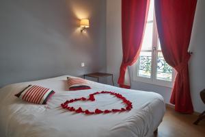 Hotels Logis Hotel de la Tour : photos des chambres