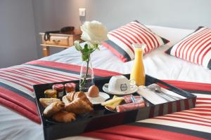 Hotels Logis Hotel de la Tour : photos des chambres