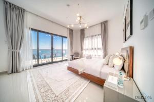 Best Deal, Classy 4BR Villa with Pool & Ocean Views by Deluxe Holiday Homes