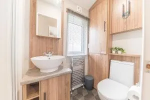 Tastefully decorated lodge on popular holiday park, easy access to Lakes and Dales and free parking - Borwick