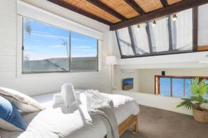 Waterfront Scotland Island Holiday Home - Family & Pet Friendly - 3 Bedrooms - Wifi - Netflix - Private Jetty