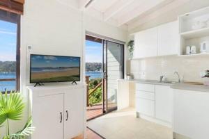 Waterfront Scotland Island Holiday Home - Family & Pet Friendly - 3 Bedrooms - Wifi - Netflix - Private Jetty