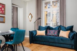 Classy Old Town Suites - by Upstairs