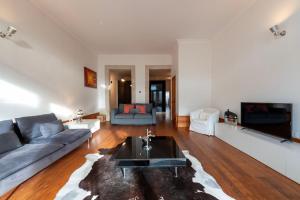 Fontainhas Flat: Balcony & Parking