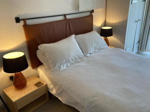 Romantic getaway, little two bed, two bath barn conversion with amazing views and parking