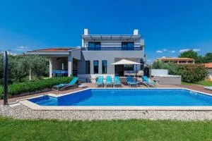 Villa Grande with Pool and Jacuzzi - Rogovići