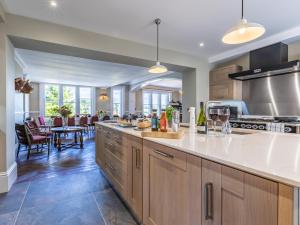 10 Bed in Northam 78035