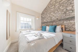 Central Kendal Georgian Home with private courtyard & free parking