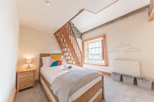 Central Kendal Georgian Home with private courtyard & free parking