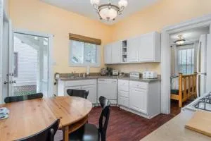 Downstairs 2 Bedroom Apt- Pet Friendly- walking distance to beach & shops - 波蒂奇