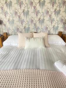 Double or Twin Room with Bathroom room in Sheriff Lodge